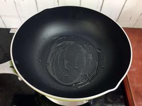 锅中倒入少许食用油烧热