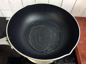 锅中倒入少许食用油烧热