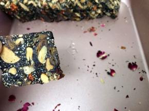 再切成片，全部切好后装入密封盒里冷藏保存
每天早晚各一片，例假和感冒停用哦