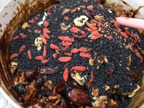 关火，加入黑芝麻拌匀（黑芝麻下去后不好拌匀，拿出一把力气来尽量的拌匀一些）