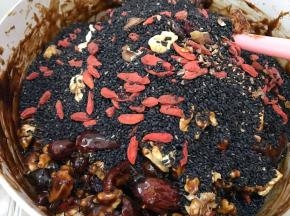 关火，加入黑芝麻拌匀（黑芝麻下去后不好拌匀，拿出一把力气来尽量的拌匀一些）