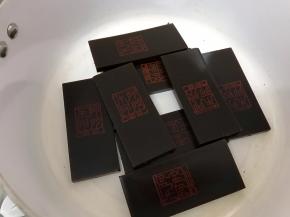 阿胶块放入干净无水的锅里（用砂锅最好，我没有那么大的就用了不粘锅）