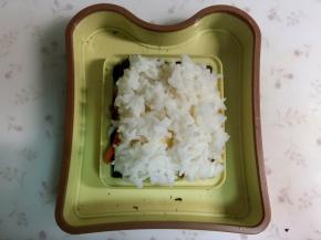 再盖上一层米饭。