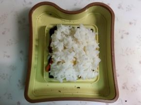 再盖上一层米饭。