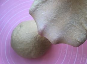 然后和面团其它材料揉出薄膜。开始发酵