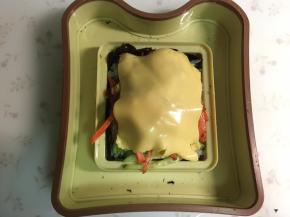 盖上芝士片，芝士片切出比海苔略小一些的方块。