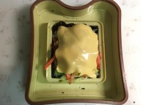 盖上芝士片，芝士片切出比海苔略小一些的方块。