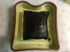 多余的边角可以用剪刀修剪一下。