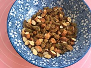 15克红糖和葡萄干揉匀，再和切碎的杏仁拌匀