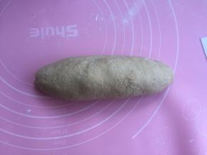 然后收口捏紧。再稍稍搓长