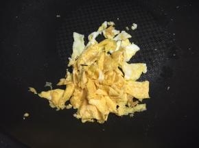 锅里热油，鸡蛋打散，下锅煎熟，起锅。