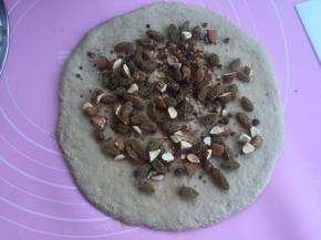 松弛下来的面团，擀成圆片。铺上馅料