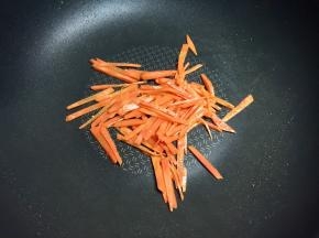 留底油，把胡萝卜炒熟，胡萝卜过油后营养更好吸收。