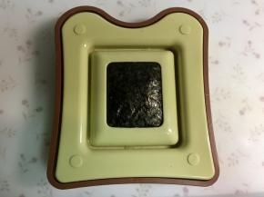 然后用另一半模具盖上，压实