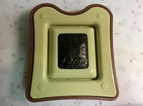 然后用另一半模具盖上，压实