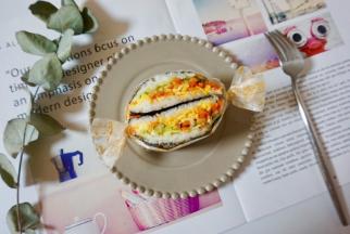 两边用细皮筋扎上。