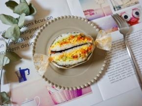 两边用细皮筋扎上。