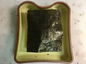 盖上另一片海苔。