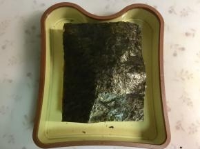 盖上另一片海苔。