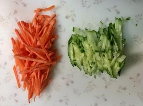 胡萝卜和黄瓜切丝。