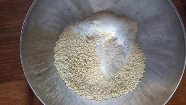 1．中筋面粉加熟白芝麻混合均匀。