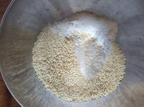 1．中筋面粉加熟白芝麻混合均匀。