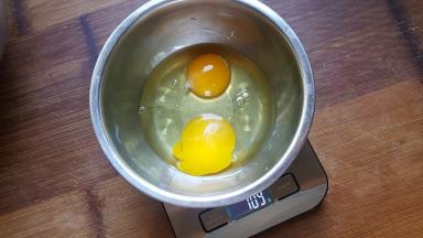 2．两颗鸡蛋约110克左右，打散备用。