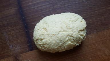 4．把面粉和成团，室温松弛20分钟。