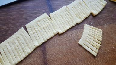 6．切成宽的横条，把横条对折后，切成如上图所示的花刀。