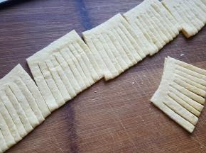 6．切成宽的横条，把横条对折后，切成如上图所示的花刀。