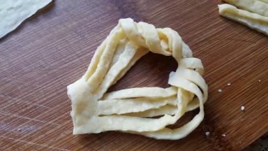 8．把一头从中间翻向后面。