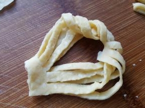 8．把一头从中间翻向后面。