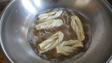 11．放在已热好的油锅中进行炸制。