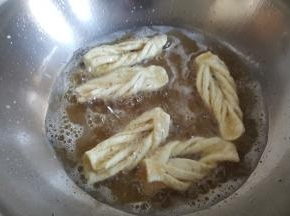 11．放在已热好的油锅中进行炸制。