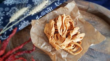 12．炸成金黄色后出锅。