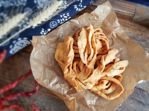 12．炸成金黄色后出锅。