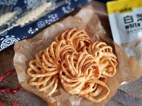 13．拌着芝麻的香味十分好吃。