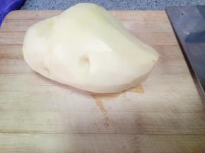 中等大小土豆一个，洗净去皮，胡萝卜也洗净去皮，忘记拍了