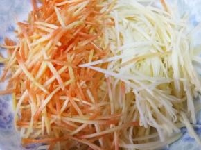 用擦丝工具细丝那个把胡萝卜和土豆擦细丝