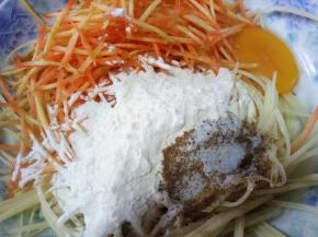 打一个生鸡蛋，放二勺面粉，一勺盐，适量椒盐或者五香粉，看自己口味。