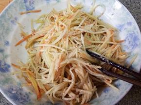 拌匀，静置十分钟，等土豆丝杀出点汤汁来再煎