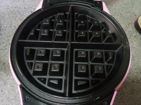 华夫饼机薄薄刷一层油，先预热一下