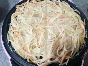 把土豆丝夹到煎盘上，填满，盖好盖子等着，我的机器大概煎了7分钟