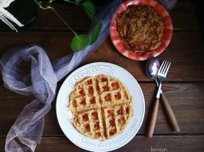 装盘，在每个方格里挤上番茄酱会比较讨小朋友喜欢