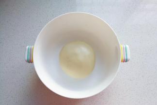 然后捏成团，成团即可，不要死揉；