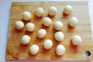 再把面团分成每份约重10克左右的小剂子搓圆；