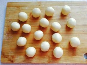再把面团分成每份约重10克左右的小剂子搓圆；