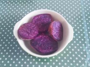 紫薯两个洗净对切，放入蒸锅蒸熟；