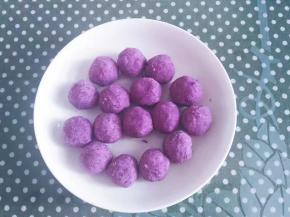 然后把紫薯泥捏成紫薯小球；