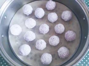 捏好所有紫薯球后放入蒸锅，大火蒸15分钟左右即好；